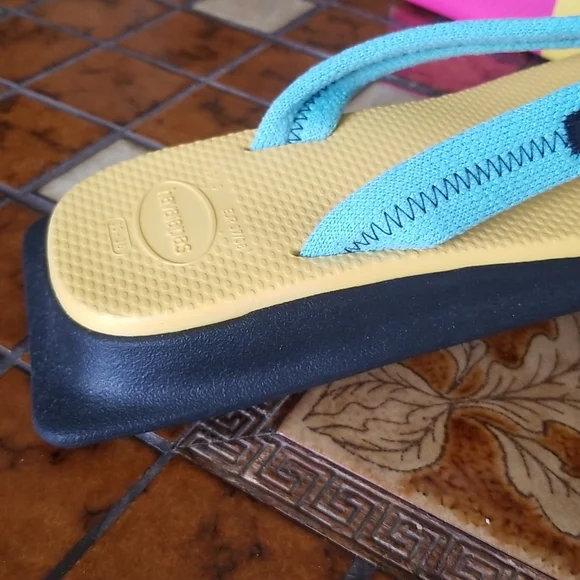NWT HAVAIANAS flip flops - Picture 6 of 13